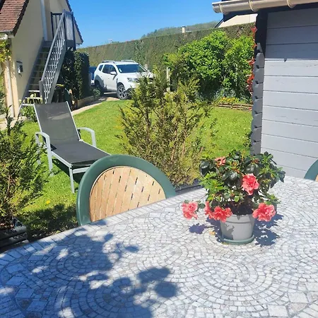 아파트 With Garden And Terrace